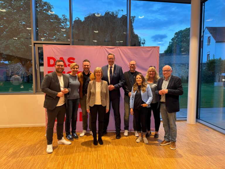 Delegierte der SPD Weisenau mit Ministerpräsident Alexander Schweitzer und der Landtagsabgeordneten Doris Ahnen