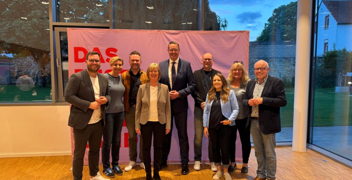 Delegierte der SPD Weisenau mit Ministerpräsident Alexander Schweitzer und der Landtagsabgeordneten Doris Ahnen